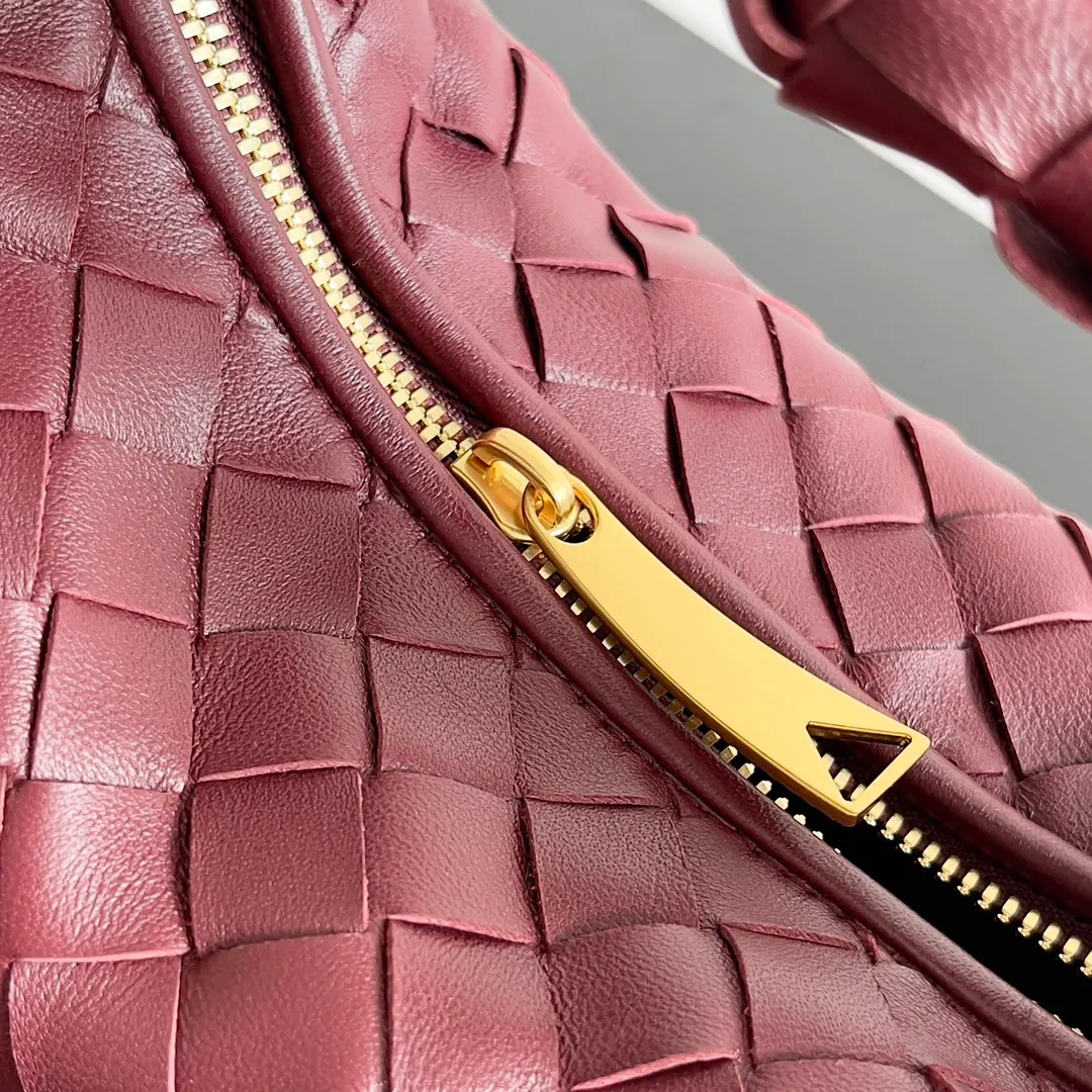 Batch 1120 Bottega veneta͙.——The latest braided and knotted hobo🔥 The top-grade lambskin leather is very soft, the bag shape is unique, practical and durable. It retains the traditional weaving elements while being a bit more flamboyant ~ Made of hand-woven sheepskin, zipper opening and closing, curved seamless structure, effortless to match. Highly recommended⚠️⚠️⚠️ The highest-end in the market🌈 Welcome to compare [Factory equipped with full package] size: 23x15x5cm.   Model: 651876